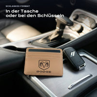 Kartenetui Dodge neben einem Schlüssel, schlankes Format