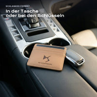 Kartenetui DS Automobiles neben einem Schlüssel, schlankes Format