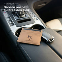 Porte-carte bancaire DS Automobiles près d'une clé, format slim