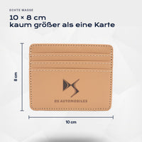 Kartenetui DS Automobiles von Atelier Guillot: 10 × 8 cm, kaum größer als eine Karte