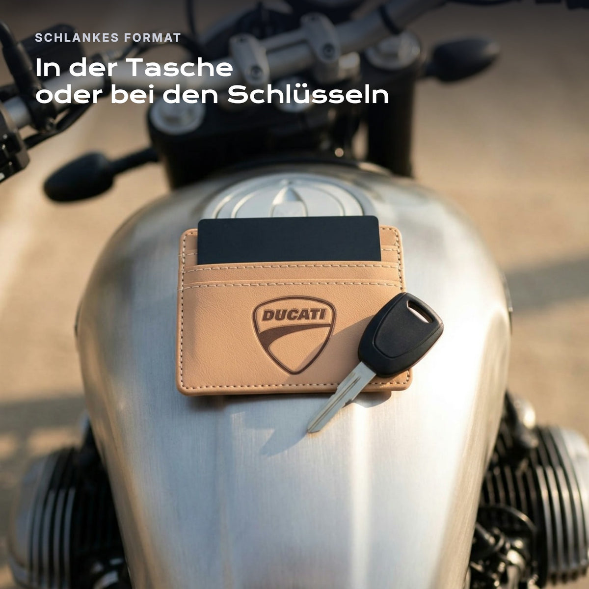 Kartenetui Ducati neben einem Schlüssel, schlankes Format