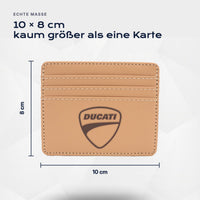 Kartenetui Ducati von Atelier Guillot: 10 × 8 cm, kaum größer als eine Karte