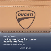 Logo Ducati gravé au laser dans le simili cuir