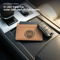 Kartenetui Fiat neben einem Schlüssel, schlankes Format