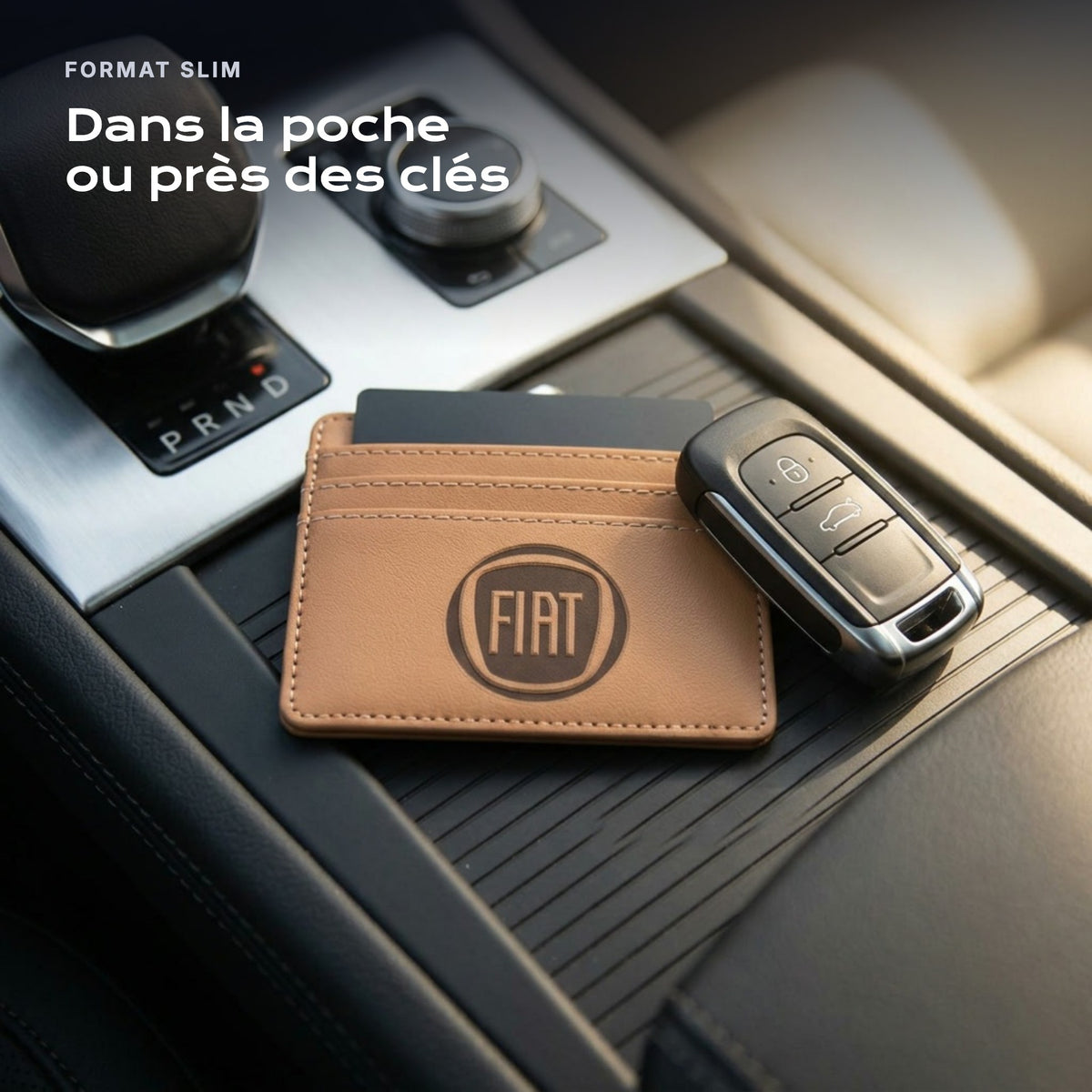 Porte-carte bancaire Fiat près d'une clé, format slim