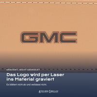 Logo GMC, per Laser in Kunstleder graviert