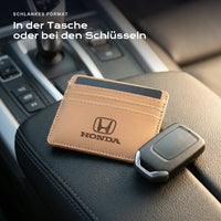 Kartenetui Honda neben einem Schlüssel, schlankes Format