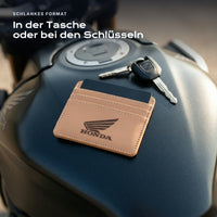 Kartenetui Honda Moto neben einem Schlüssel, schlankes Format