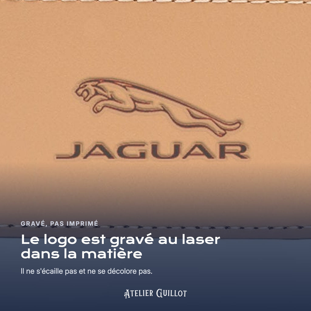 Logo Jaguar gravé au laser dans le simili cuir