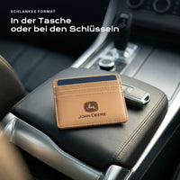 Kartenetui John Deere neben einem Schlüssel, schlankes Format