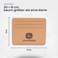 Kartenetui John Deere von Atelier Guillot: 10 × 8 cm, kaum größer als eine Karte