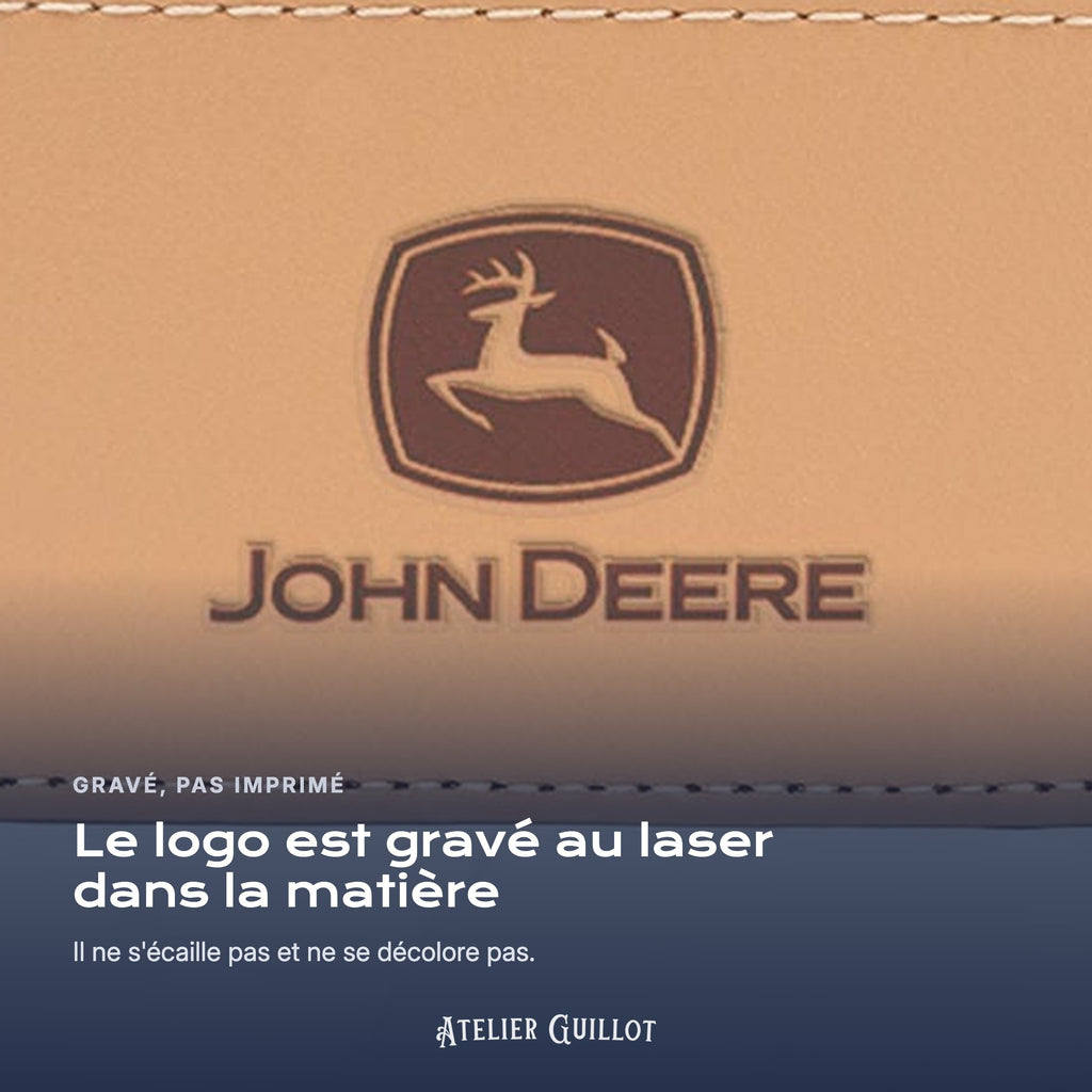 Logo John Deere gravé au laser dans le simili cuir