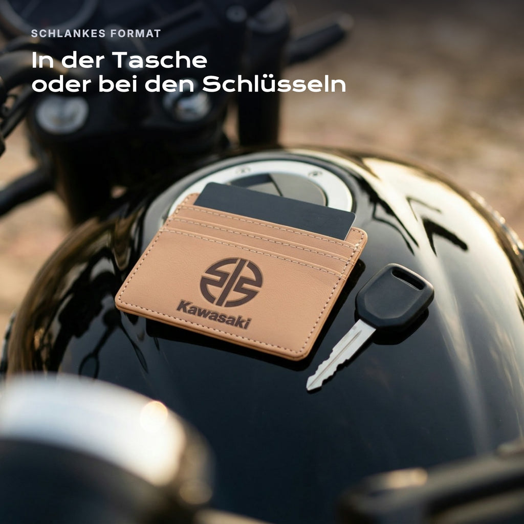 Kartenetui Kawasaki neben einem Schlüssel, schlankes Format