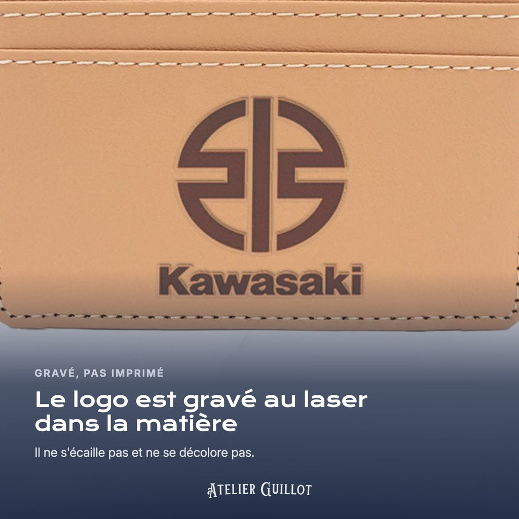 Logo Kawasaki gravé au laser dans le simili cuir