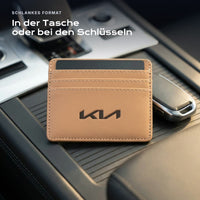 Kartenetui Kia neben einem Schlüssel, schlankes Format