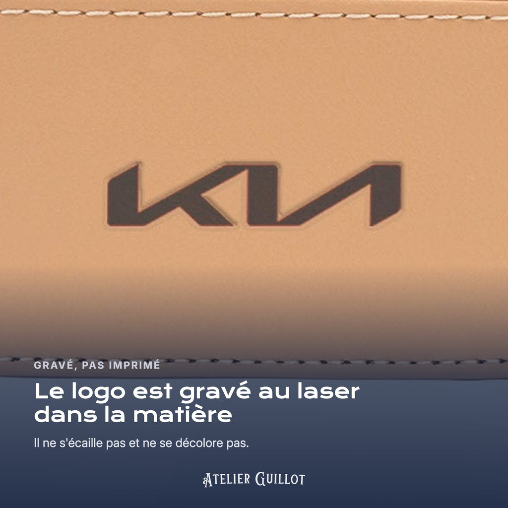 Logo Kia gravé au laser dans le simili cuir