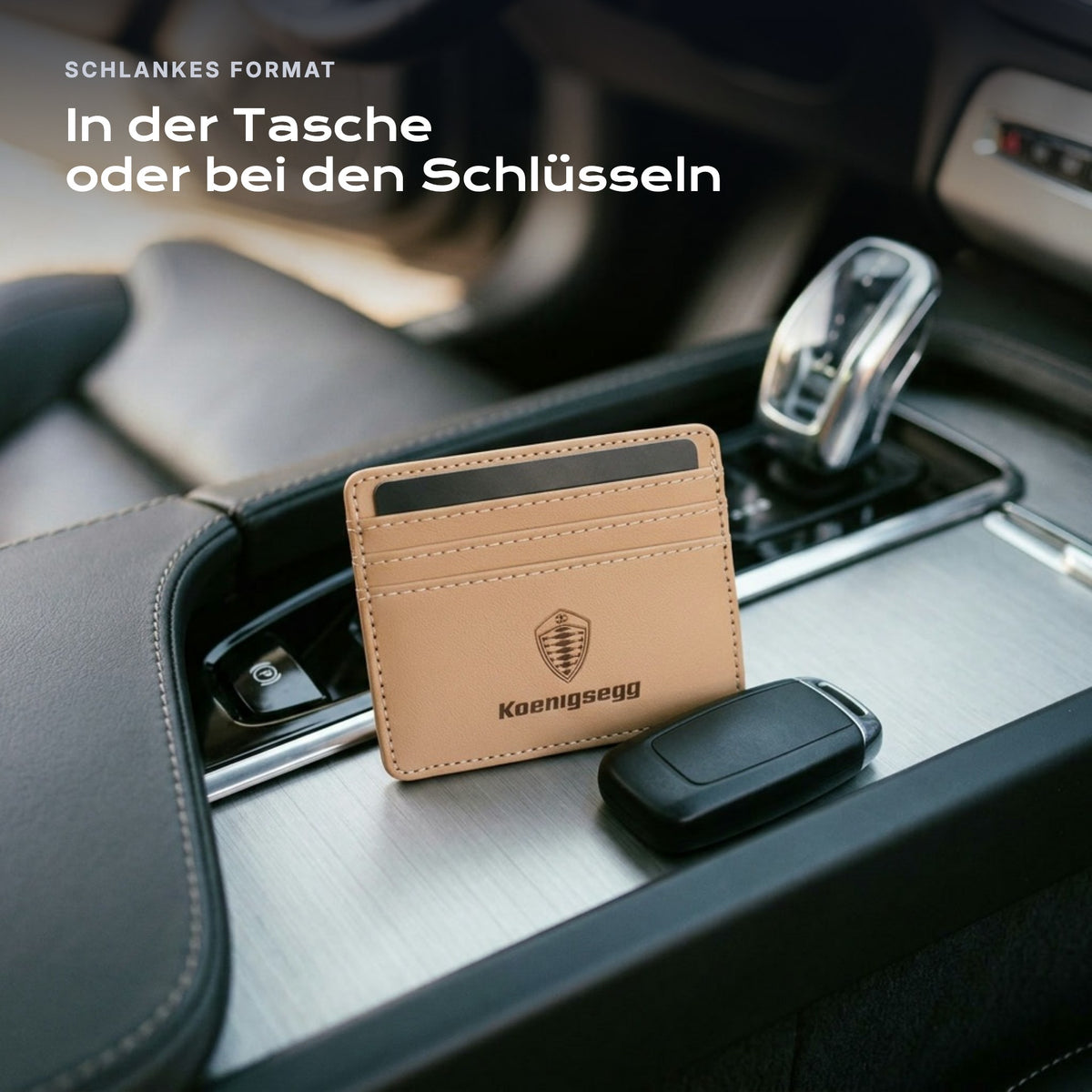 Kartenetui Koenigsegg neben einem Schlüssel, schlankes Format