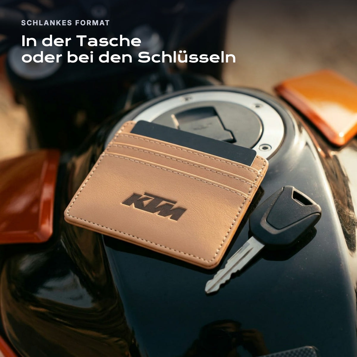 Kartenetui KTM neben einem Schlüssel, schlankes Format