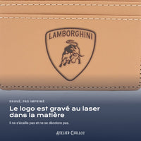 Logo Lamborghini gravé au laser dans le simili cuir