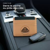 Porte-carte bancaire Lotus près d'une clé, format slim
