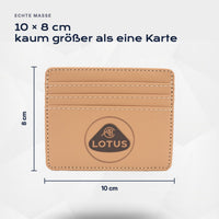 Kartenetui Lotus von Atelier Guillot: 10 × 8 cm, kaum größer als eine Karte