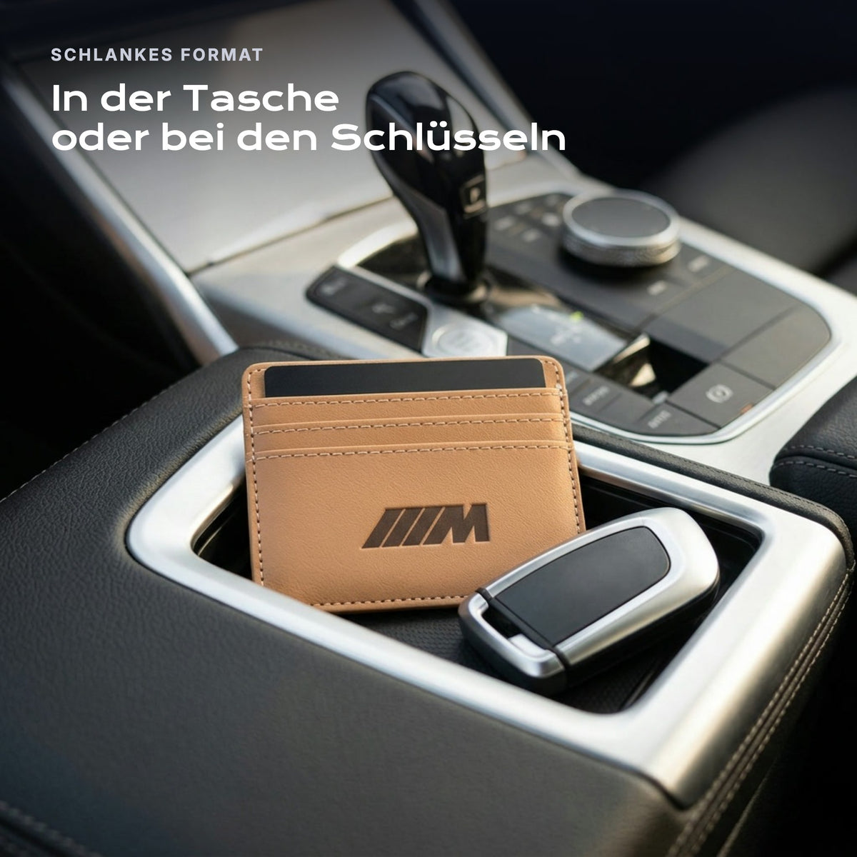 Kartenetui Pack M neben einem Schlüssel, schlankes Format