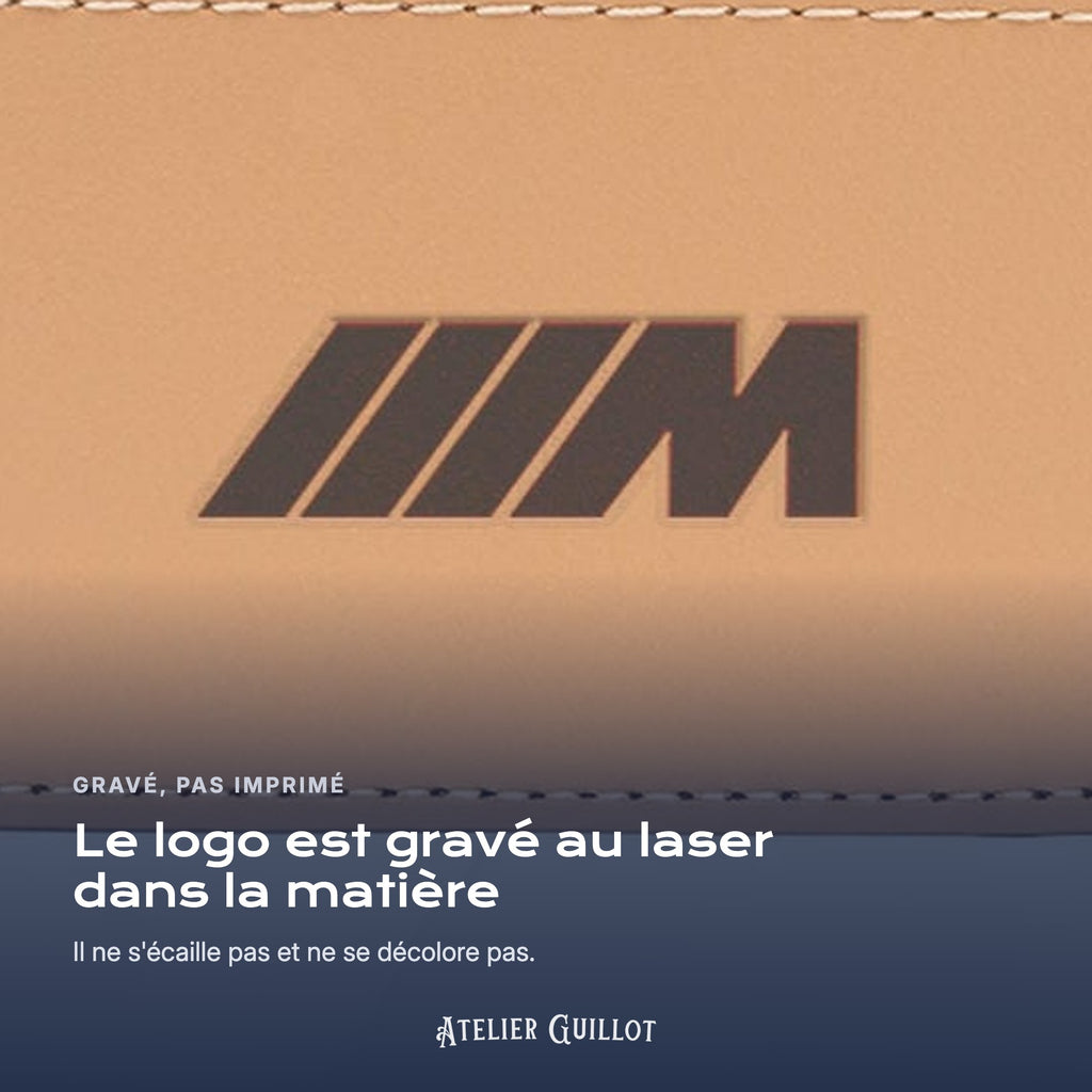 Logo Pack M gravé au laser dans le simili cuir