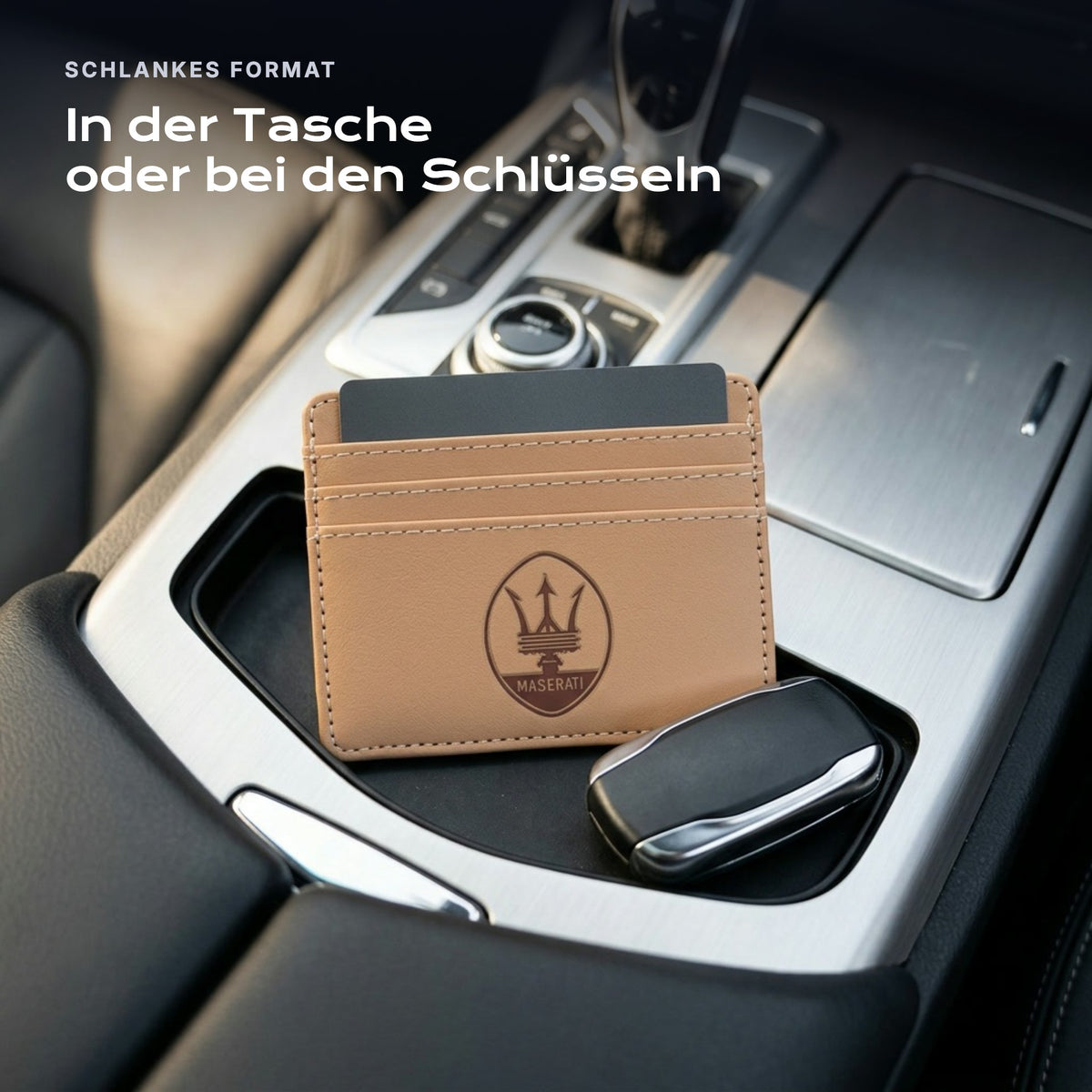Kartenetui Maserati neben einem Schlüssel, schlankes Format