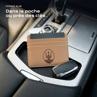 Porte-carte bancaire Maserati près d'une clé, format slim