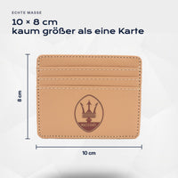 Kartenetui Maserati von Atelier Guillot: 10 × 8 cm, kaum größer als eine Karte