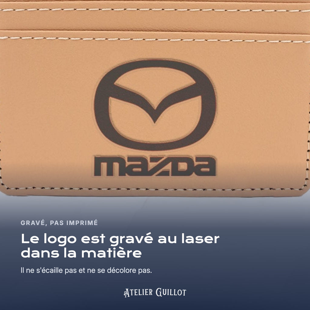 Logo Mazda gravé au laser dans le simili cuir