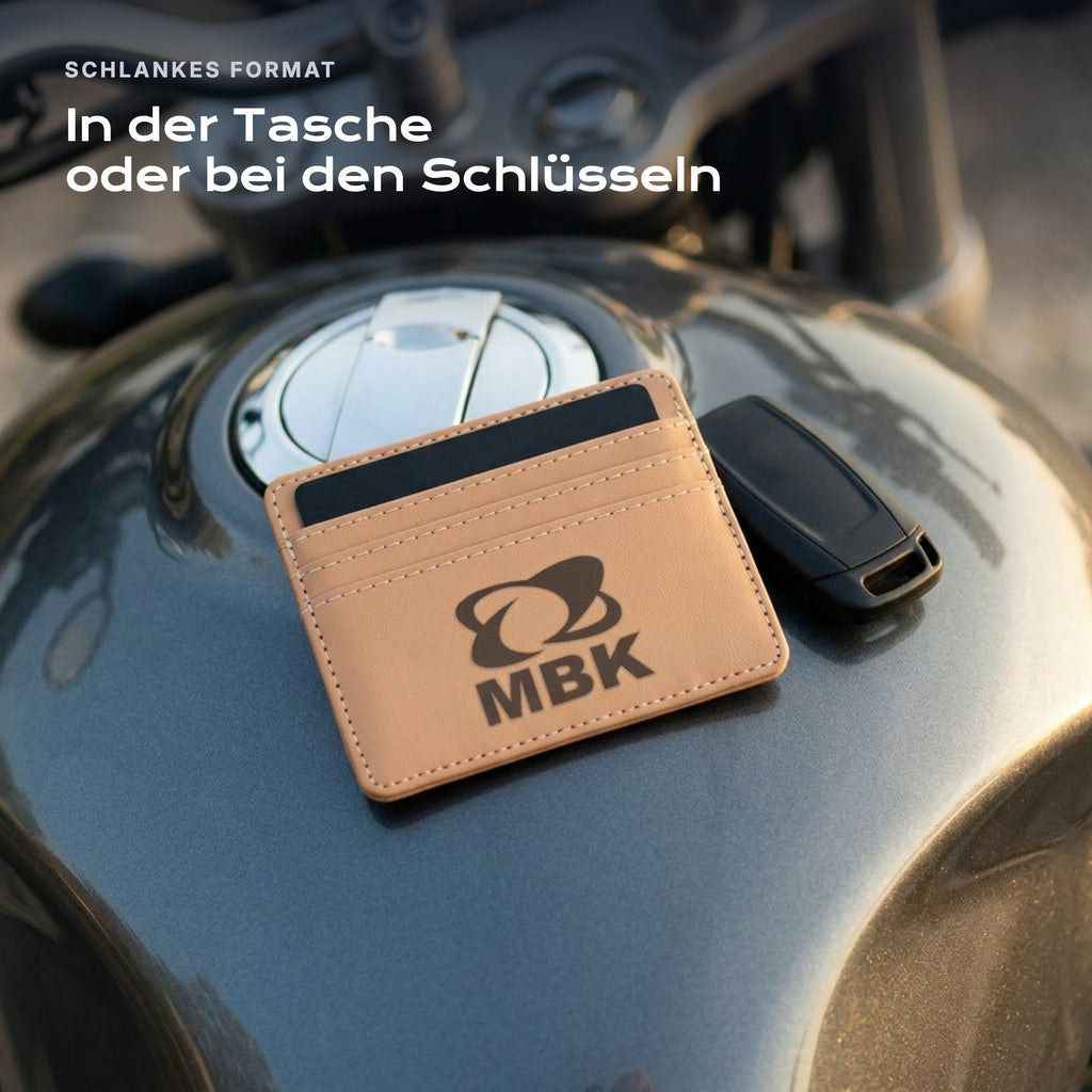 Kartenetui MBK neben einem Schlüssel, schlankes Format