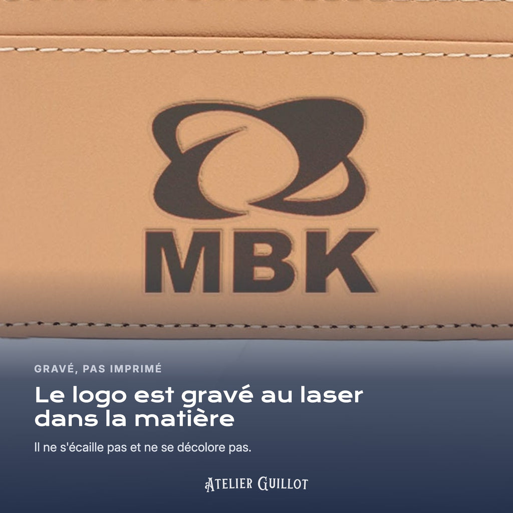 Logo MBK gravé au laser dans le simili cuir