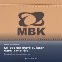 Logo MBK gravé au laser dans le simili cuir
