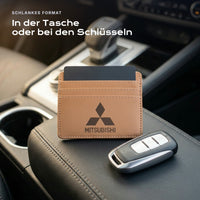 Kartenetui Mitsubishi neben einem Schlüssel, schlankes Format
