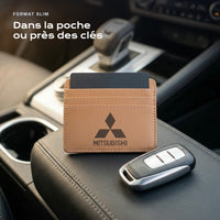 Porte-carte bancaire Mitsubishi près d'une clé, format slim