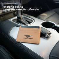 Kartenetui Mustang neben einem Schlüssel, schlankes Format