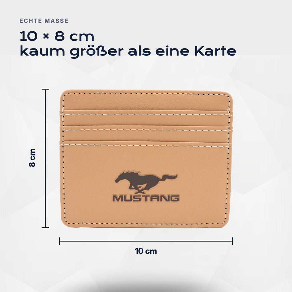 Kartenetui Mustang von Atelier Guillot: 10 × 8 cm, kaum größer als eine Karte