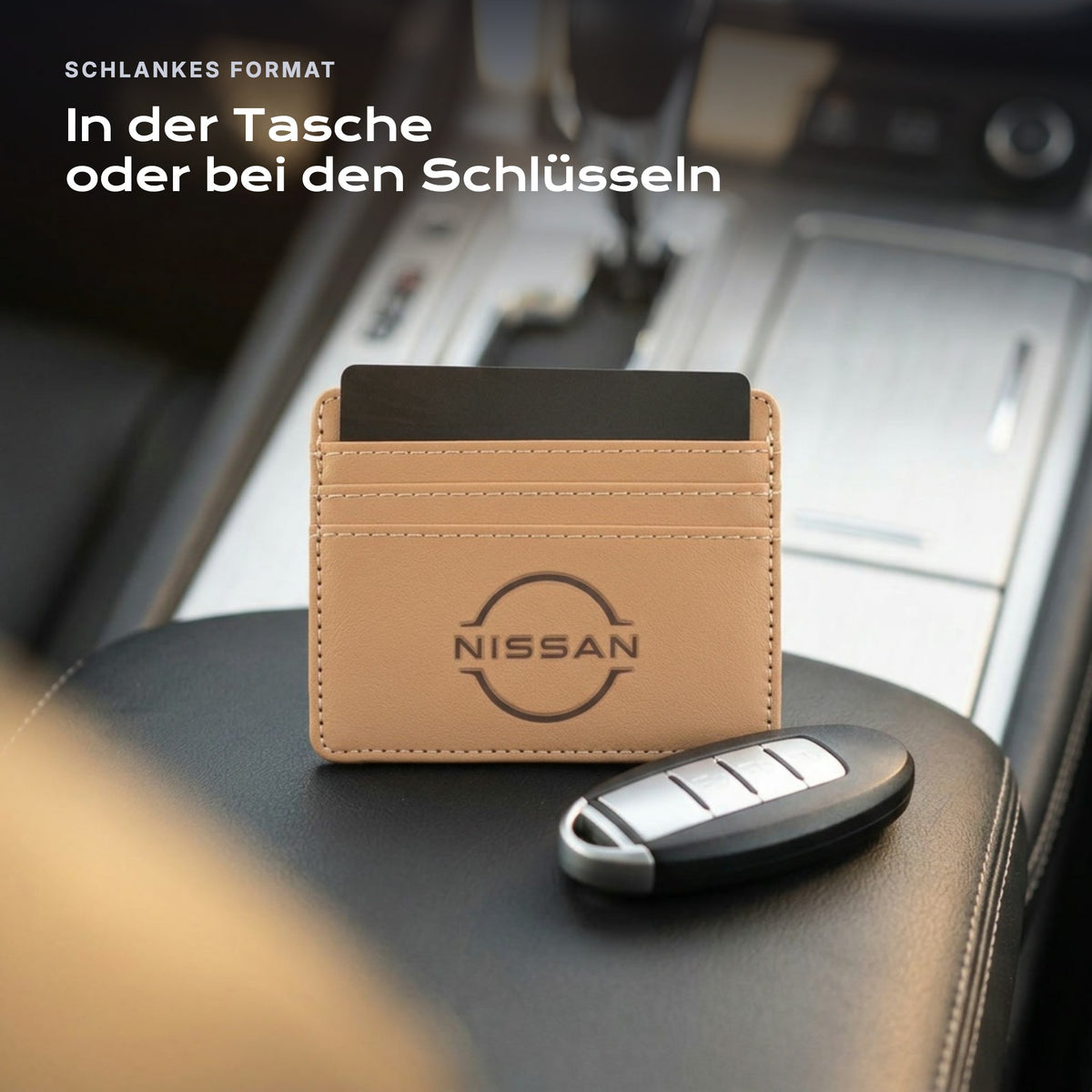 Kartenetui Nissan neben einem Schlüssel, schlankes Format