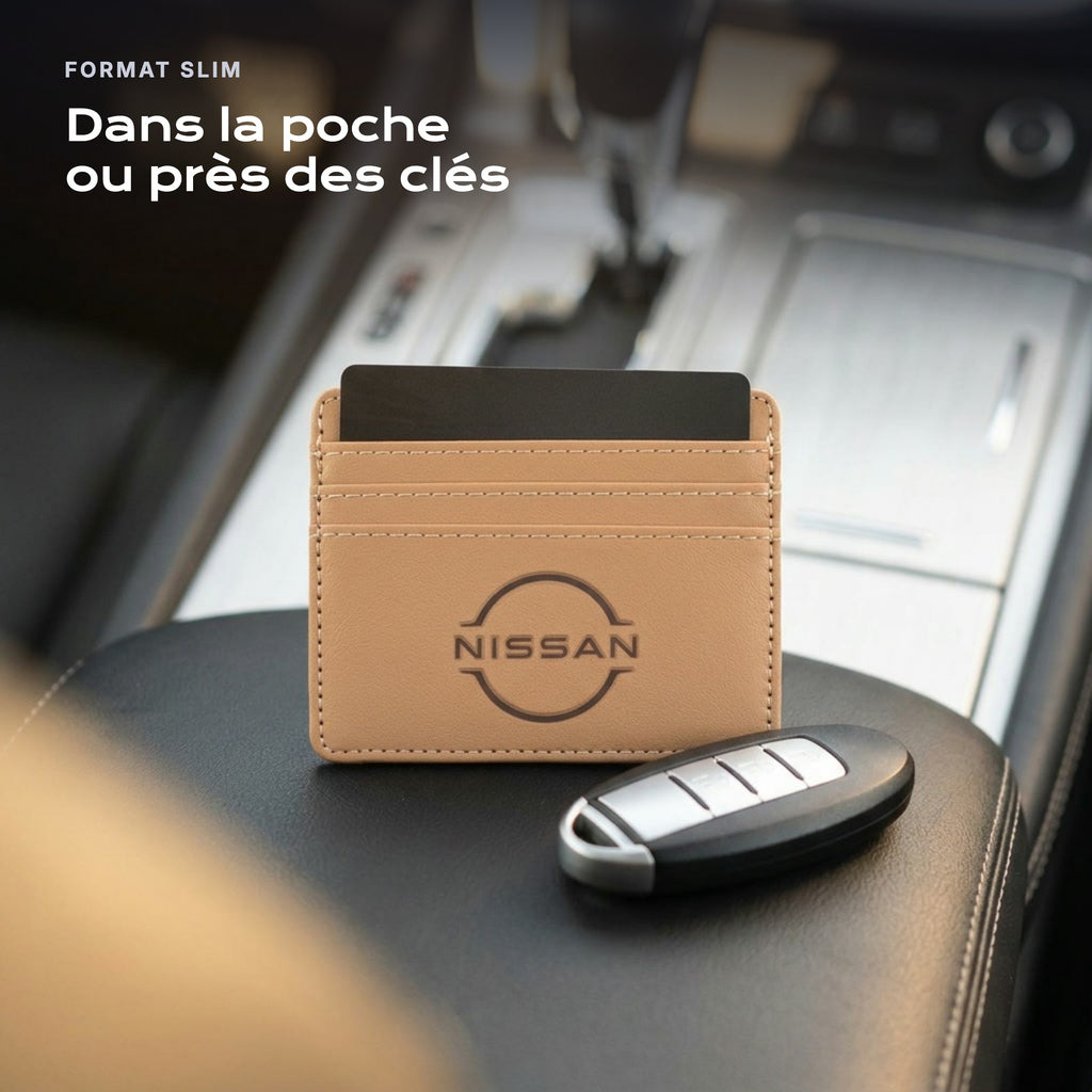 Porte-carte bancaire Nissan près d'une clé, format slim