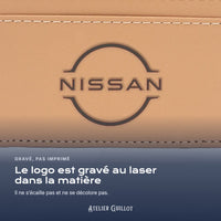 Logo Nissan gravé au laser dans le simili cuir