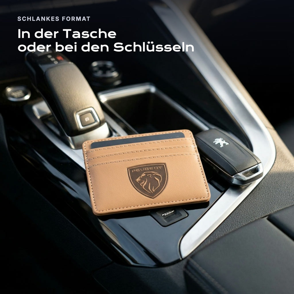 Kartenetui Peugeot neben einem Schlüssel, schlankes Format