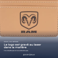 Logo RAM gravé au laser dans le simili cuir