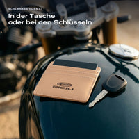 Kartenetui Rieju neben einem Schlüssel, schlankes Format