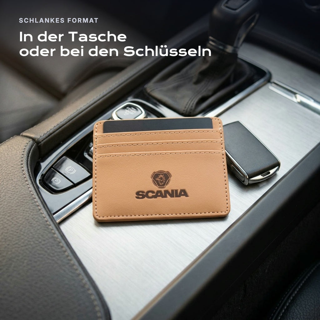Kartenetui Scania neben einem Schlüssel, schlankes Format
