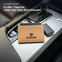 Kartenetui Scania neben einem Schlüssel, schlankes Format