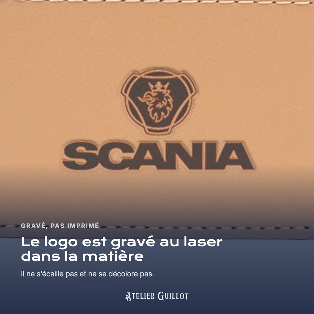 Logo Scania gravé au laser dans le simili cuir
