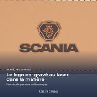 Logo Scania gravé au laser dans le simili cuir
