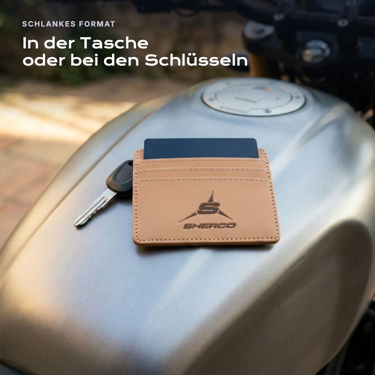 Kartenetui Sherco neben einem Schlüssel, schlankes Format