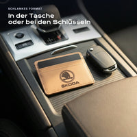 Kartenetui Skoda neben einem Schlüssel, schlankes Format
